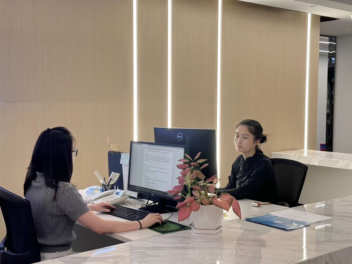 律师与企业方面对面进行风险诊断交<? width=